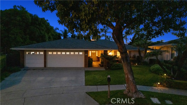 13811 Palace Way, Tustin CA: https://media.crmls.org/medias/ffaeffb5-a1fb-45af-a9f7-7aae703e7914.jpg