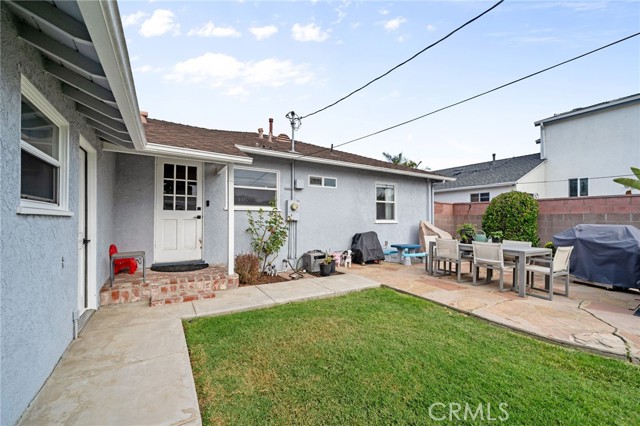 15129 Fonthill Avenue, Lawndale CA: https://media.crmls.org/medias/ffb14efa-b618-4849-9bb6-2b7f9f66d10d.jpg
