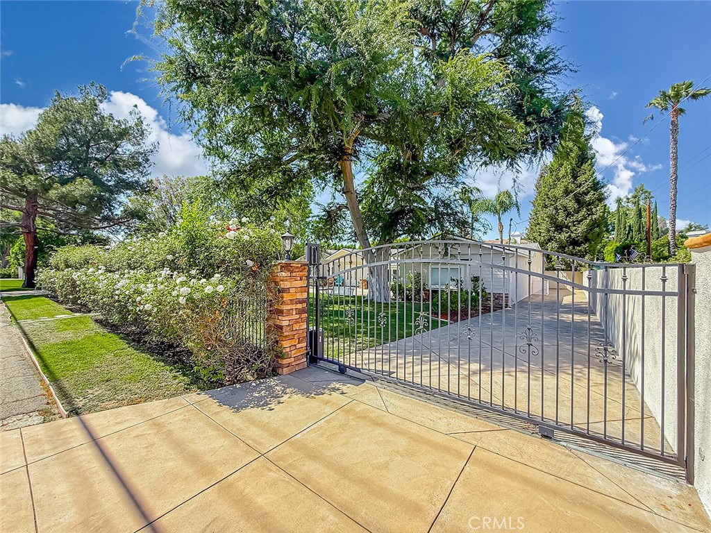 https://media.crmls.org/medias/ffb1a002-90e3-40ad-81d3-10d22fcaeef4.jpg?preset=X-Large
