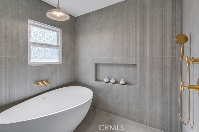 6129 W 83rd Place, Los Angeles CA: https://media.crmls.org/medias/ffb3425d-db29-4a6c-81a4-086d7b7d0a92.jpg