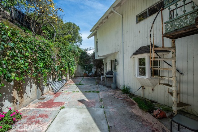 Detail Gallery Image 17 of 19 For 507 W Rustic Rd., Santa Monica,  CA 90402 - 3 Beds | 2/1 Baths