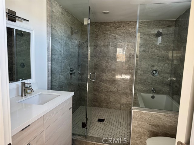 Detail Gallery Image 6 of 8 For 1245 N New Hampshire Ave #1, Los Angeles,  CA 90029 - 3 Beds | 3/1 Baths