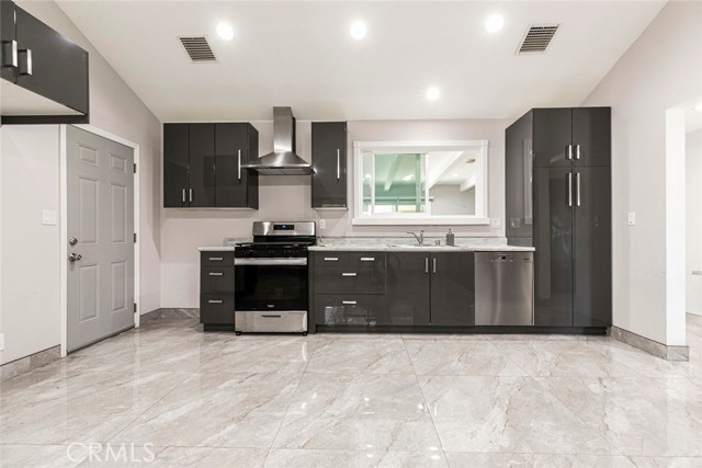 10019 Norwich Avenue, Mission Hills (San Fernando) CA: https://media.crmls.org/medias/ffb6bae0-c444-4d0e-a93a-0364d255ef72.jpg