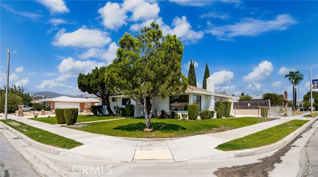 1644 Bradford Drive, Glendora CA: https://media.crmls.org/medias/ffbbbd15-2e04-485d-a4a5-870f8c68ec0c.jpg