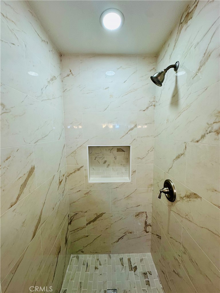 https://media.crmls.org/medias/ffbe11cc-5af6-4ff5-b799-3ec3bddc566b.jpg?preset=X-Large