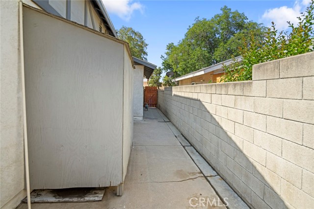 16080 San Jacinto Avenue, Fontana CA: https://media.crmls.org/medias/ffbed35e-3f86-4c98-bac7-b2ca8d0ec725.jpg