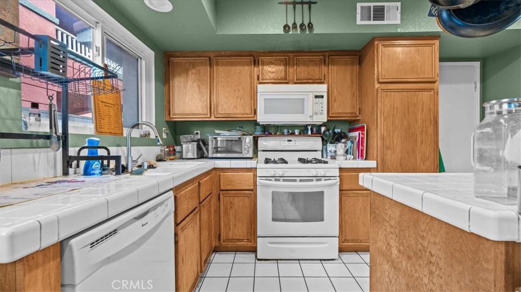 https://media.crmls.org/medias/ffbf9ab2-153a-4515-bf4f-2cace9acd60f.jpg?preset=X-Large