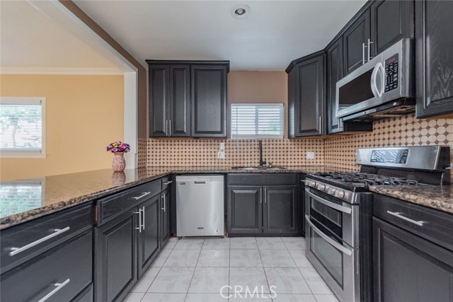 Detail Gallery Image 4 of 25 For 1211 S Merrill, Corona,  CA 92882 - 4 Beds | 3 Baths