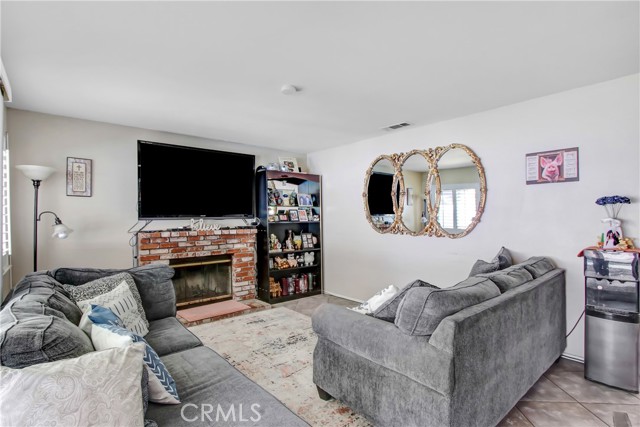 19376 Lambeth Ct, Riverside CA: https://media.crmls.org/medias/ffc2877a-d17b-4f3f-8ca4-8c2d1708ec6c.jpg