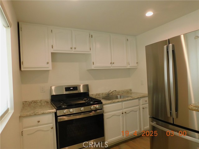 Detail Gallery Image 12 of 16 For 19403 Lanark St #B,  Reseda,  CA 91335 - 1 Beds | 1 Baths