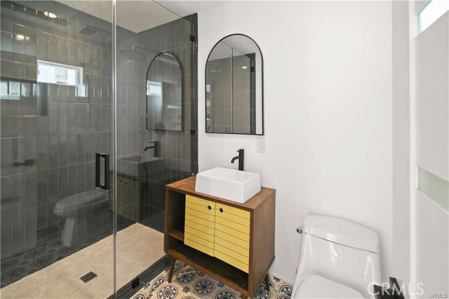 Detail Gallery Image 34 of 36 For 7842 Lasaine Ave, Northridge,  CA 91325 - 7 Beds | 5/1 Baths