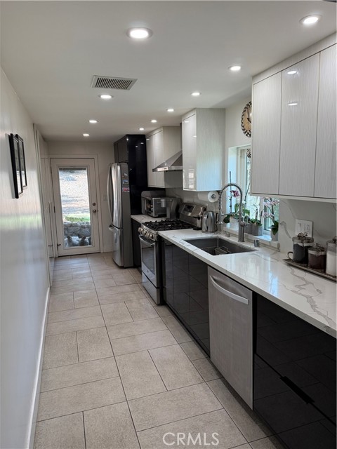 10418 Samoa Avenue, Tujunga CA: https://media.crmls.org/medias/ffc7a092-7a02-4760-898e-e0a0bd9fcb03.jpg