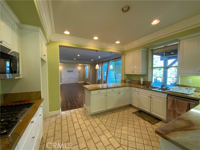 Detail Gallery Image 11 of 27 For 1475 Clearview Cir, Corona,  CA 92882 - 4 Beds | 3/1 Baths