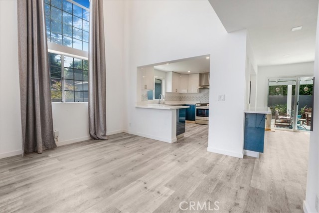 2481 S Bundy Drive, Los Angeles CA: https://media.crmls.org/medias/ffcc9c35-b9c5-417e-8a3c-2edfbb637216.jpg