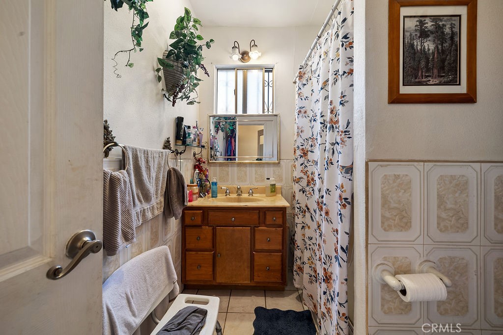 https://media.crmls.org/medias/ffce20f6-d61a-45e0-810f-3428723b802d.jpg?preset=X-Large