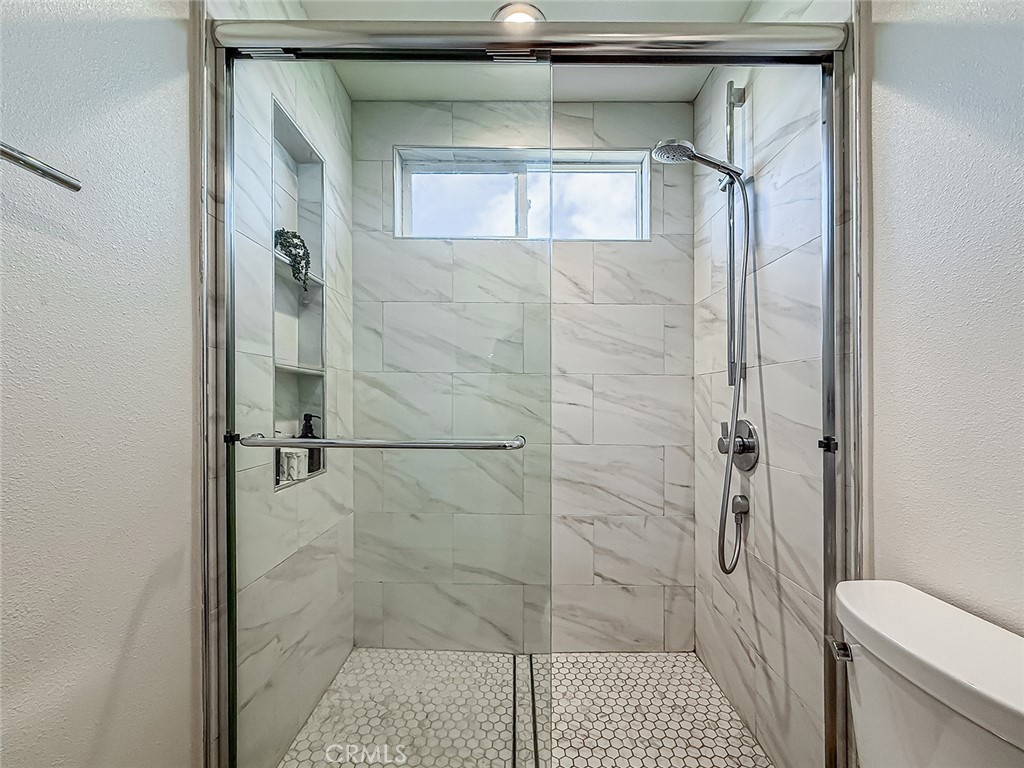 https://media.crmls.org/medias/ffd0f6b0-bb95-4859-a718-f24afdeb501f.jpg?preset=X-Large