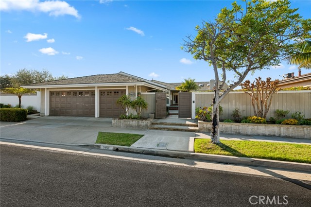 Detail Gallery Image 2 of 33 For 1401 Seacrest Dr, Corona Del Mar,  CA 92625 - 4 Beds | 3 Baths