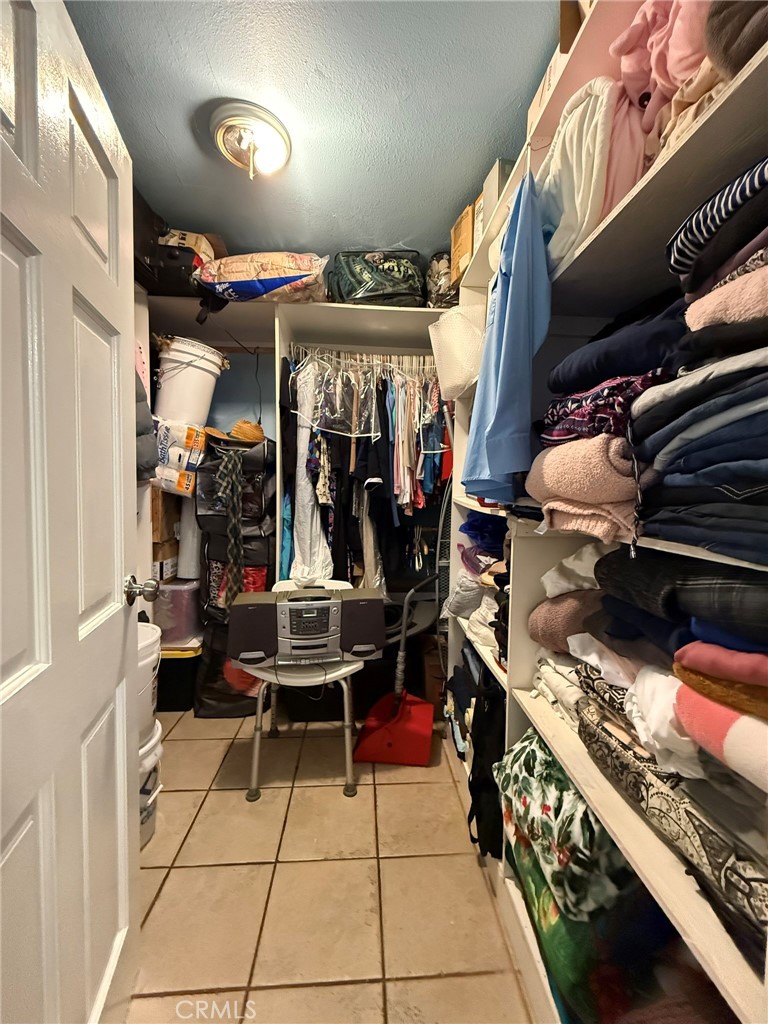 https://media.crmls.org/medias/ffd75e6e-0e64-4478-b9a6-21ed55bf87dd.jpg?preset=X-Large
