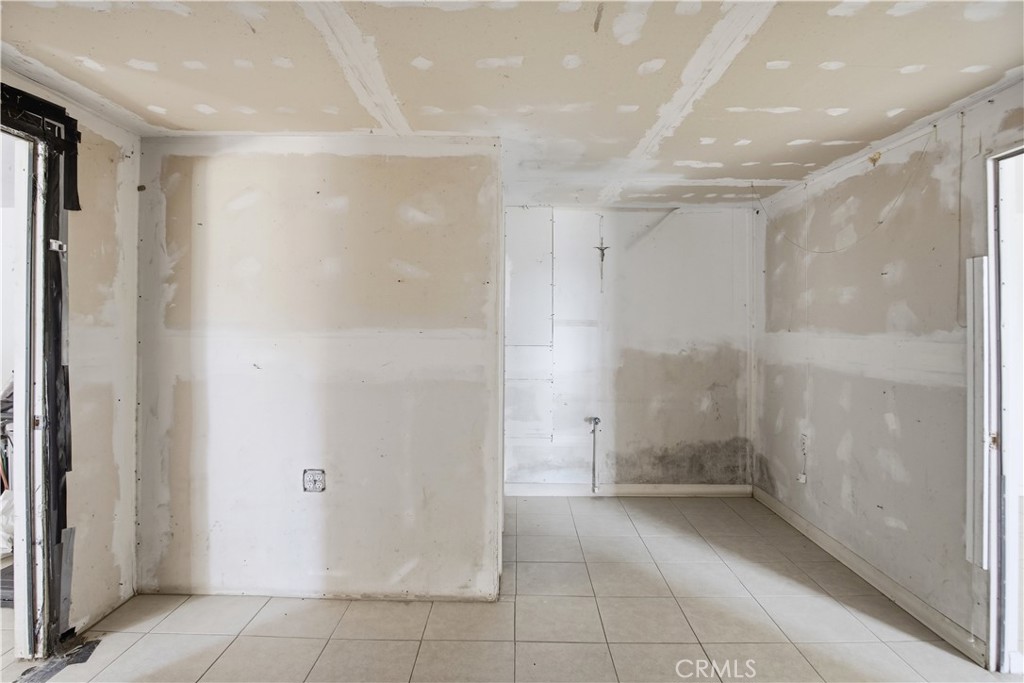 https://media.crmls.org/medias/ffd8d4c5-a996-40a9-b89f-375e9ff57022.jpg?preset=X-Large