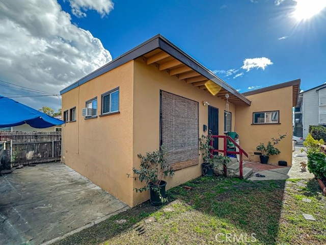 3915 E 11th Street, Long Beach CA: https://media.crmls.org/medias/ffda057c-c246-4d61-a88e-c62e1ba47223.jpg