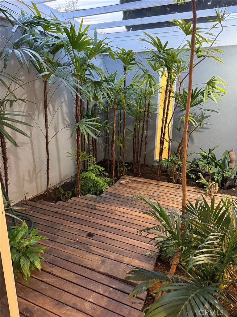 https://media.crmls.org/medias/ffdba90d-a5c7-4c0c-8873-7bdcd3d45dde.jpg?preset=X-Large