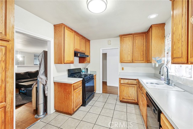 Detail Gallery Image 9 of 32 For 2612 Manhattan Beach Bld, Gardena,  CA 90249 - 3 Beds | 2 Baths