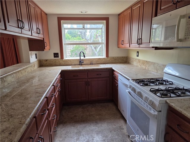 Detail Gallery Image 6 of 15 For 1330 Meadow Ln, Duarte,  CA 91010 - 3 Beds | 2/1 Baths