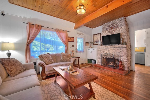 27048 State Highway 189, Blue Jay CA: https://media.crmls.org/medias/ffe4bc9b-27cf-482e-9765-efa29de1263f.jpg