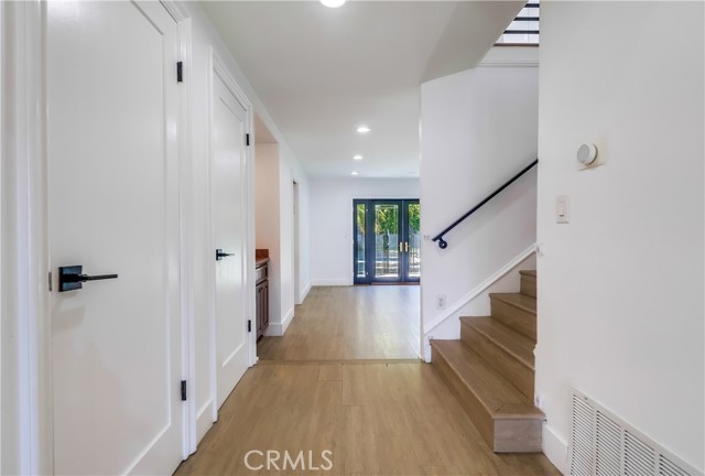 5528 Voletta Place, Valley Village CA: https://media.crmls.org/medias/ffe795fa-744b-4485-af6f-940f14d7e7ce.jpg