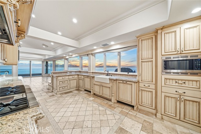 Detail Gallery Image 19 of 73 For 21 Bay, Laguna Beach,  CA 92651 - 6 Beds | 6/1 Baths