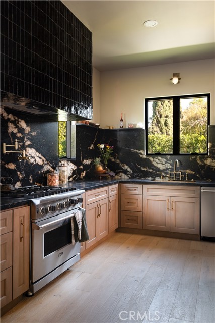 Detail Gallery Image 5 of 64 For 15719 Hartsook, Encino,  CA 91436 - 4 Beds | 4/1 Baths