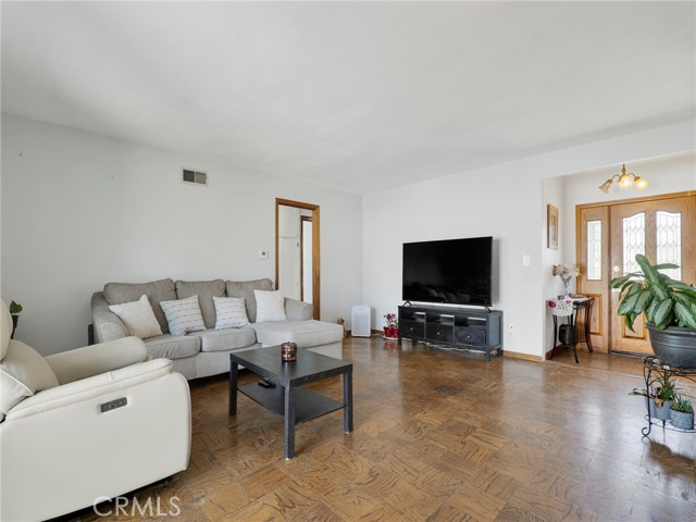 Detail Gallery Image 3 of 33 For 10020 Mason Ave, Chatsworth,  CA 91311 - 3 Beds | 2 Baths