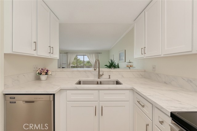 13601 Del Monte Dr, Seal Beach CA: https://media.crmls.org/medias/ffeb257a-22cc-4fb8-aa9f-4c555f0c04a7.jpg