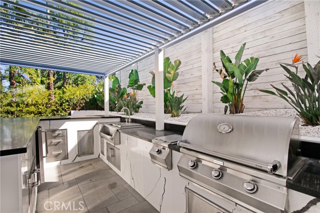 20200 Clark Street, Woodland Hills CA: https://media.crmls.org/medias/ffed1cde-d3f7-4825-b3dc-c68cc9ff4290.jpg