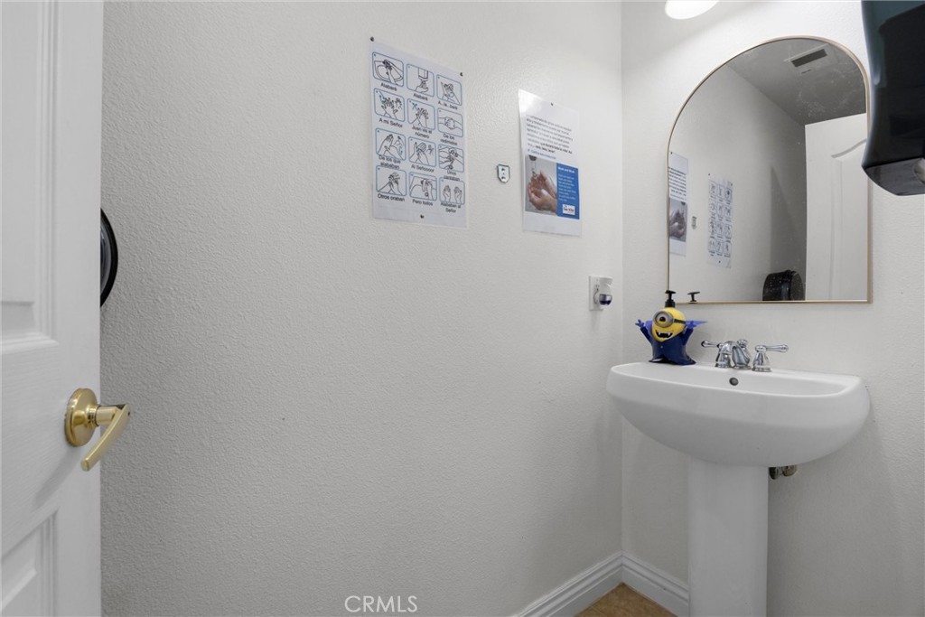 https://media.crmls.org/medias/ffed268d-649d-4ef8-b597-dbe7d40bf708.jpg?preset=X-Large