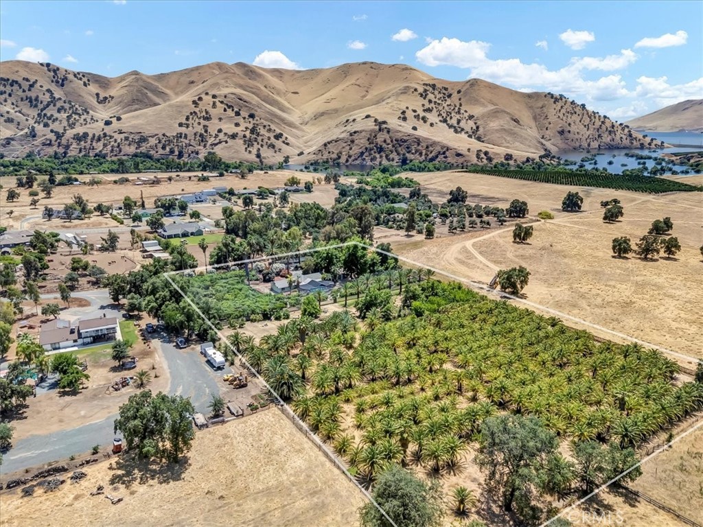 https://media.crmls.org/medias/ffeda315-5281-4598-a839-10d43757db6c.jpg?preset=X-Large