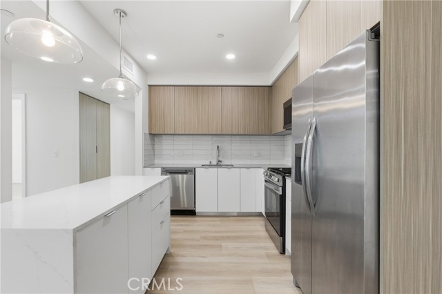 Detail Gallery Image 4 of 13 For 12078 Guerin St #207,  Studio City,  CA 91604 - 3 Beds | 2 Baths