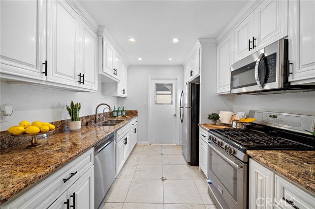 Detail Gallery Image 8 of 26 For 2338 Bunker Hill, Costa Mesa,  CA 92626 - 3 Beds | 2 Baths