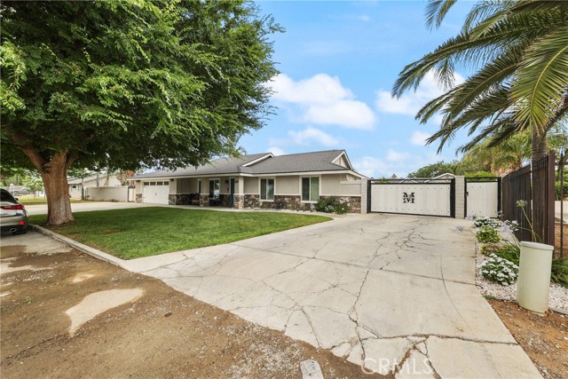 8963 Bold Ruler Lane, Jurupa Valley CA: https://media.crmls.org/medias/fff22477-6e39-4860-b90e-12d5fc2e094e.jpg