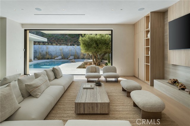 17177 Adlon Road, Encino CA: https://media.crmls.org/medias/fff9ba0d-98fe-409d-949c-26b7ad791dd0.jpg