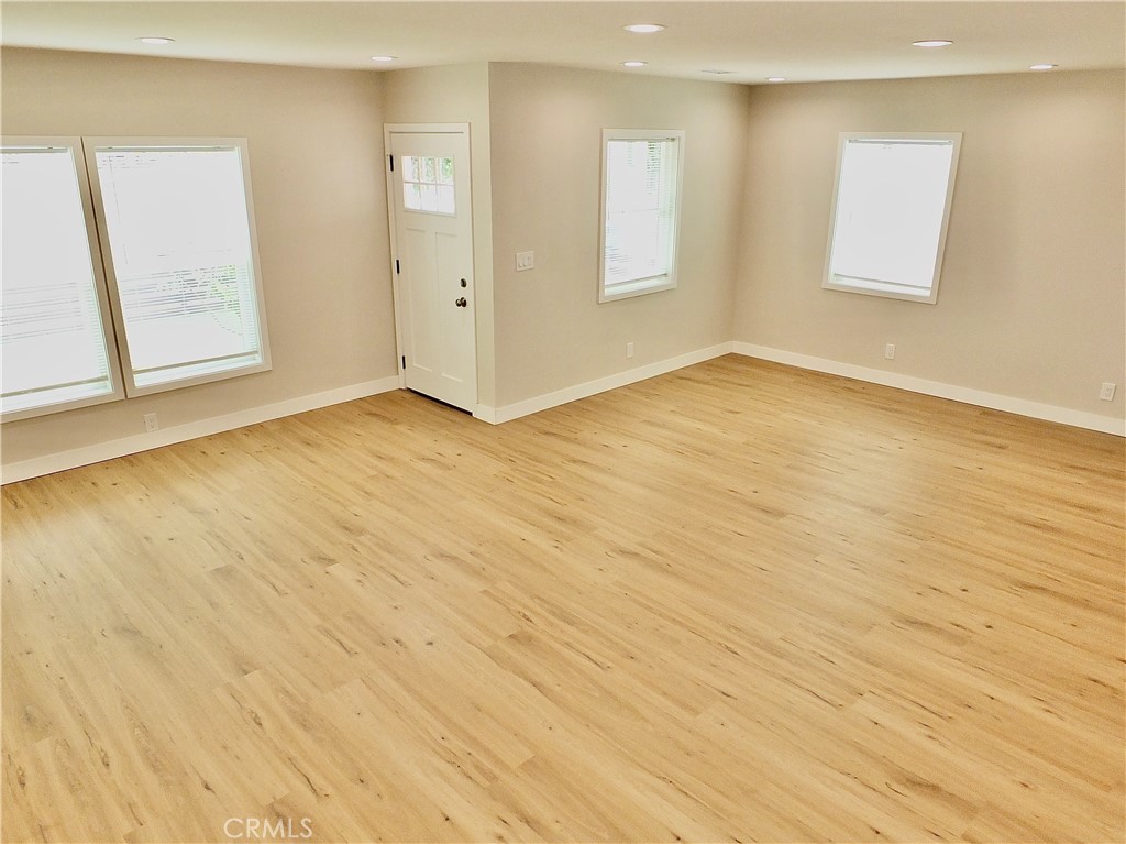 https://media.crmls.org/medias/fff9efe4-e67a-448f-8564-dc0bdac5f325.jpg?preset=X-Large