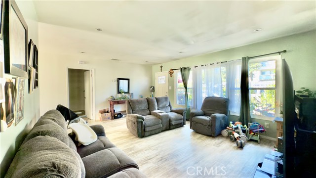 11125 Glenoaks Boulevard, Pacoima CA: https://media.crmls.org/medias/fffff7f4-a82f-4d8d-901f-9b5c991b6e78.jpg