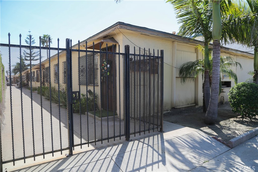 1136 W 120th Street Los Angeles, California This is an amazing opportunity to own a community with 6 units which feature 2 bedrooms and 1 bath each in the heart of Los Angeles. All units are tenant occupied, and offer spacious kitchens with abundant cabinet and counter top space. This property features 3 parking spaces with rear alley access, and gated entry. Schools, Shopping and Parks are all within a 1 mile radius, and close proximity to Freeways and public transportation. Run, don't walk! This property wont last!