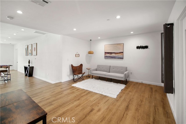 17060 Wyandotte Street photo 4