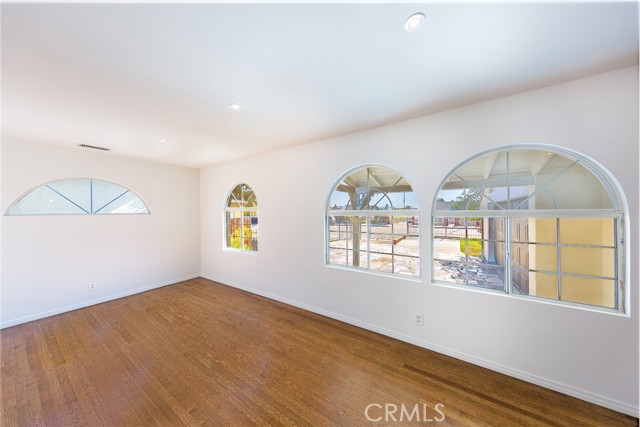 10851 Saticoy Street photo 5