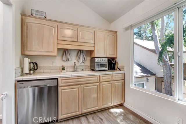 22330 Victory Boulevard, 506 photo 4