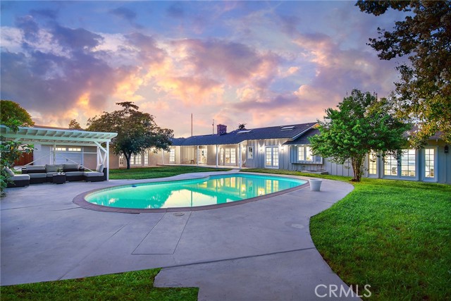 23132 Sylvan Street photo 3