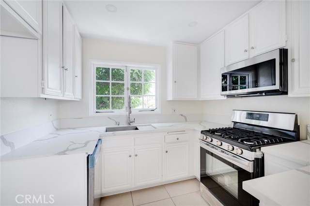 7422 Hazeltine Avenue, 1 photo 2