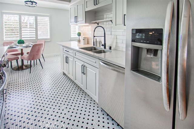 Beautifully remodeled kitchen !