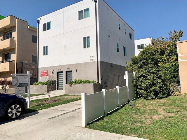 5135 Maplewood Avenue Hollywood, California Available now. 3 bedrooms, 3 bathrooms, and 1600 sq. ft. of living space. BRAND NEW 2020 BUILD! Three-level townhouse with Central Air Conditioning, high-ceiling living-room, cozy living area with vinyl wood flooring throughout. High-end kitchen cabinets with granite counter-tops and imported mosaic back-splash, STAINLESS STEEL kitchen appliances: Refrigerator, Gas stove/oven, dishwasher, AND washer/dryer in unit. The tenant also has a two-car carport with an electric car charging plug.